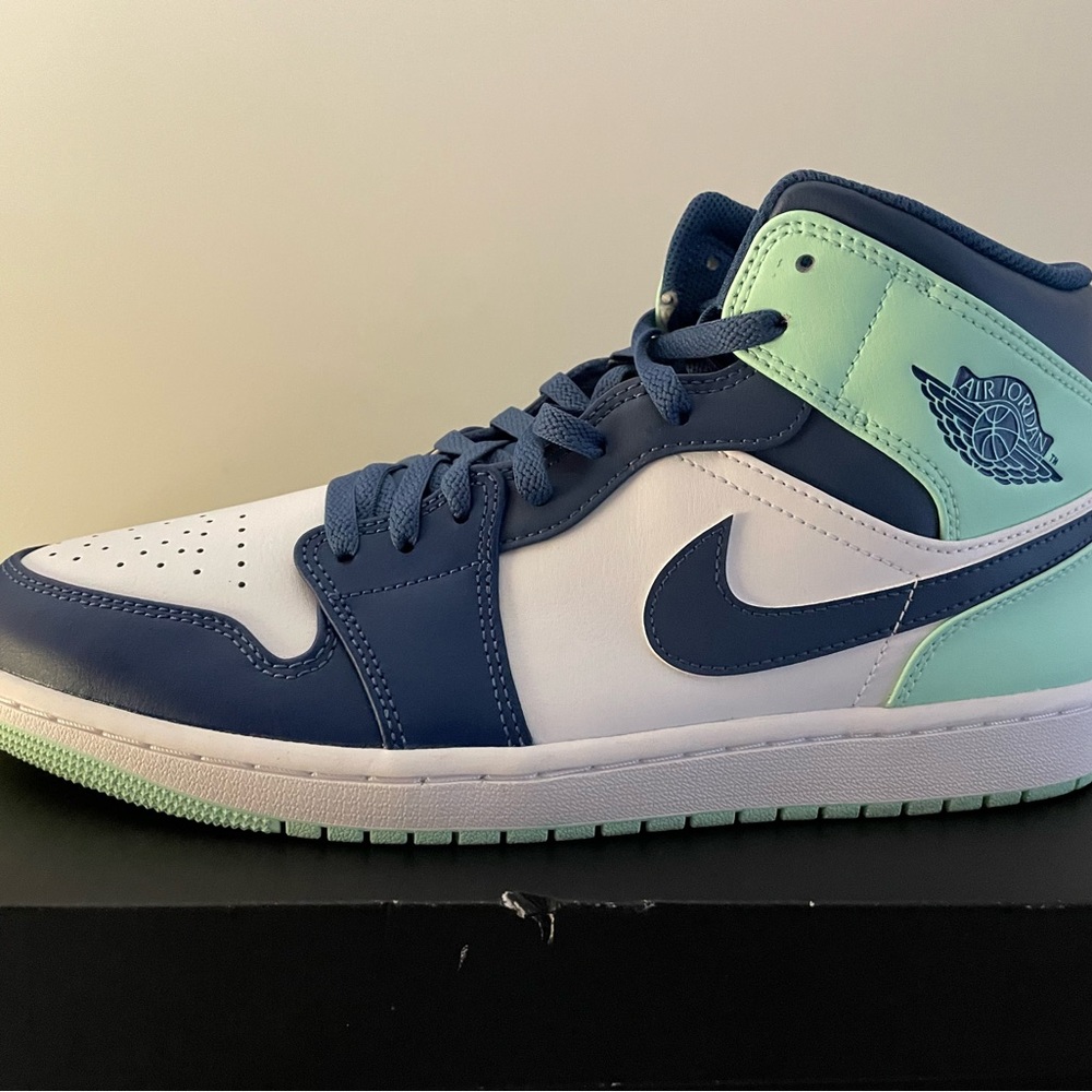 Air Jordan 1 Mid Blue Mint Mystic Navy size 11.5